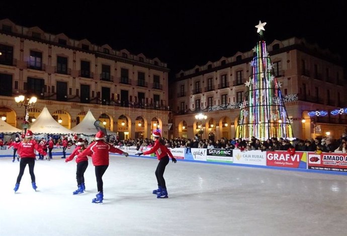Pista de patinaje en la plaza Luis López Allué de Huesca.