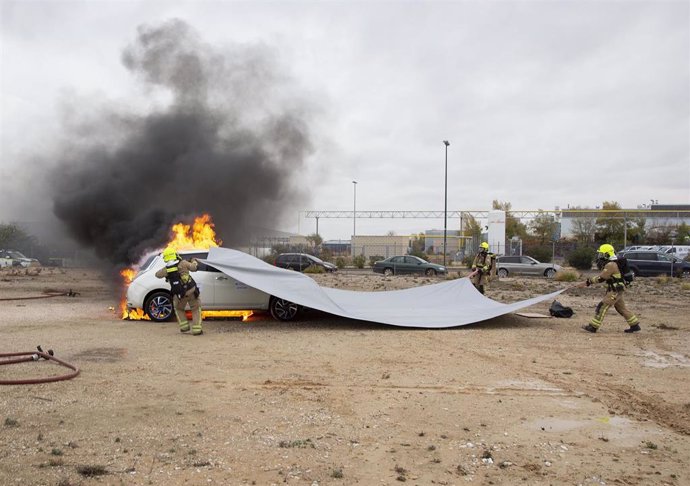 Prueba de extinción de fuego en un coche eléctrico con una manta ignífuga