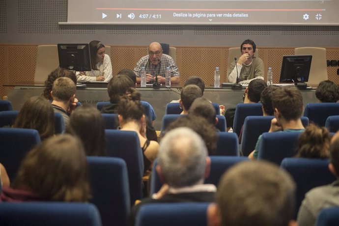 El ex-preso de ETA José Ramón López Abetxuko (en la mesa, 2i), durante una charla sobre la situación de los reclusos con enfermedades graves, en el Aulario de las Nieves del Campus de Álava de la Universidad del País Vasco (UPV), en Vitoria a 10 de dici