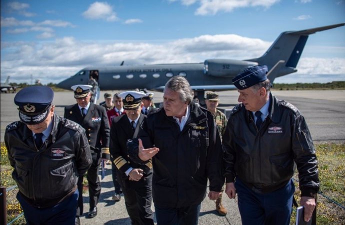 Alberto Espina llega a la base aérea de Punta Arenas