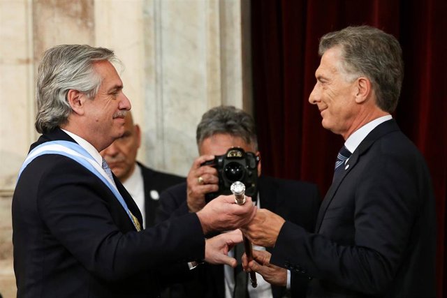 Fernández appeals to the Mauricio Macri pasa el bastón de mando a Alberto Fernández en Argentina