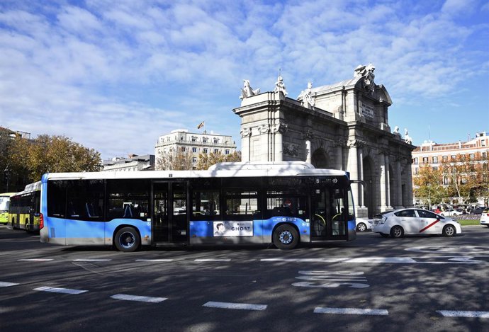 Un autobús de la Empresa Municipal de Transportes (EMT) pasa por la Puerta de Alcalá.