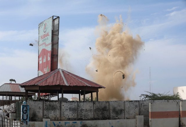 Las fuerzas de seguridad somalíes detonan una explosión controlada en el hotel SYL después de tomar el control del ataque de Al Shabaab