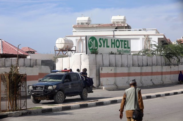 Las fuerzas somalies se sitúan a las puertas del hotel SYL tras el ataque