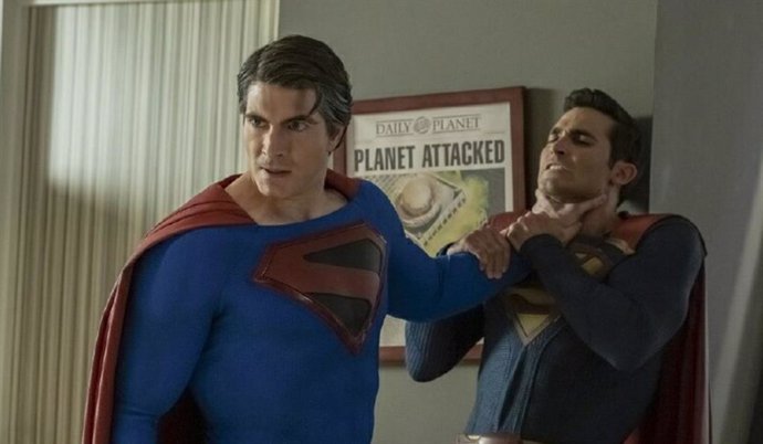 Superman vs Superman en Crisis en Tierras Infinitas