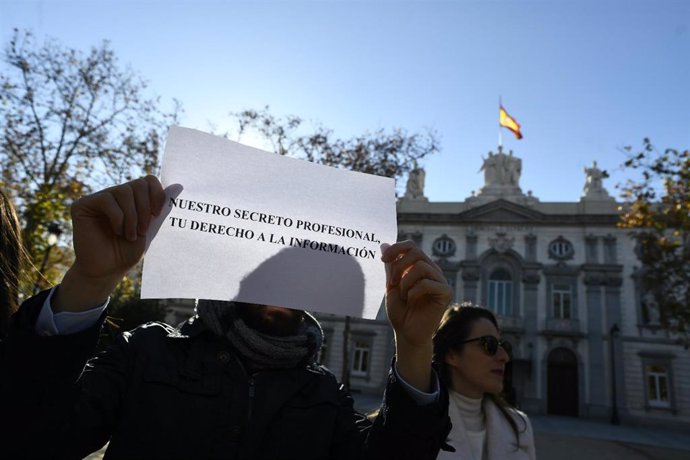 Concentración frente al Tribunal Supremo de Madrid contra el ataque a la libertad de prensa en Baleares que sufrieron los periodistas de Europa Press y el Diario de Mallorca. 