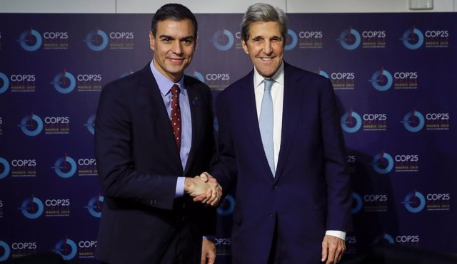 El presidente del Gobierno en funciones, Pedro Sánchez (i) y el exsecretario de Estado y antiguo senador John Kerry durante el encuentro que han mantenido este martes dentro de la Cumbre del Clima COP25. 