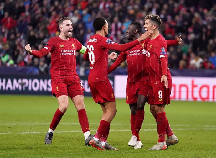 Jugadores del Liverpool celebran un gol ante el Salzburgo