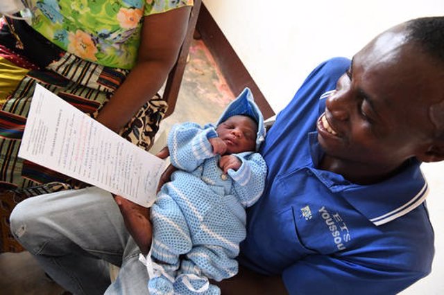 Imagen de un padre junto a su hijo tras registrar su nacimiento.