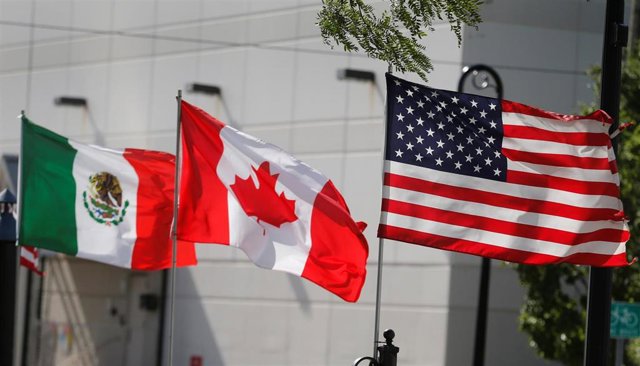 Canada, the US and Mexico sign the final version of a Banderas de México, Canadá y Estados Unidos