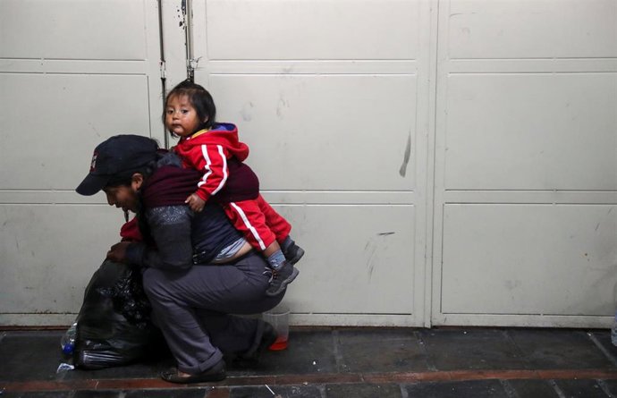 Una mujer indígena y su hija en Quito