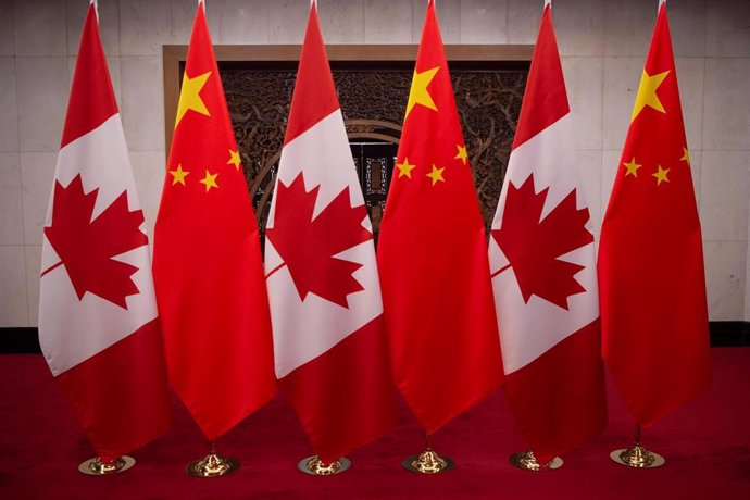 Banderas de Canadá y China.