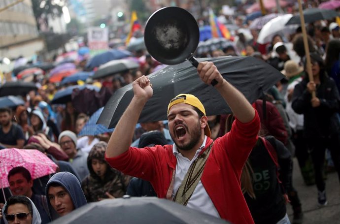 Un manifestante protesta durante una de las últimas manifestaciones en contra del Gobierno de Colombia del conservador Iván Duque, en Bogotá.