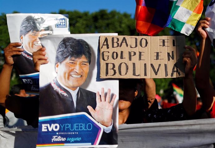 Simpatizantes del expresidente de Boliva Evo Morales frente a la Embajada de Estados Unidos en Buenos Aires (Argentina).