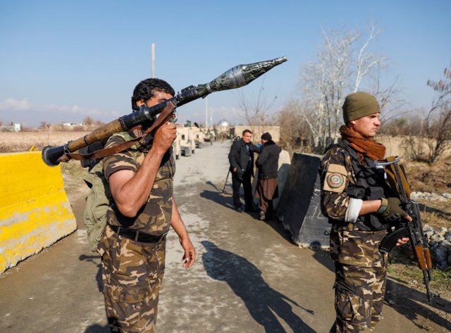 Las fuerzas afganas llegan al lugar del ataque