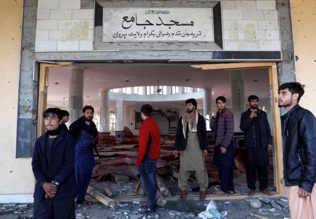 Habitantes afganos en la mezquita afectada por los ataques 