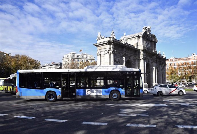 Un autobús de la Empresa Municipal de Transportes (EMT) pasa por la Puerta de Alcalá.