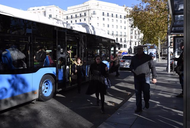 Un autobús de la Empresa Municipal de Transportes (EMT) estacionado en una parada donde se bajan los pasajeros durante la huelga convocada hoy por los trabajadores de la empresa y coincidiendo con la Cumbre del Clima, en Madrid (España), a 3 de diciembre 