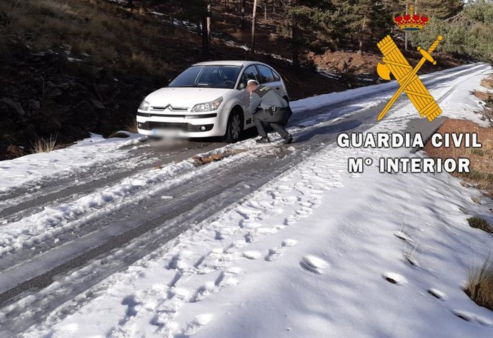 Vehículo atrapado en la nieve en Calar Alto (Almería) auxiliado por la Guardia Civil