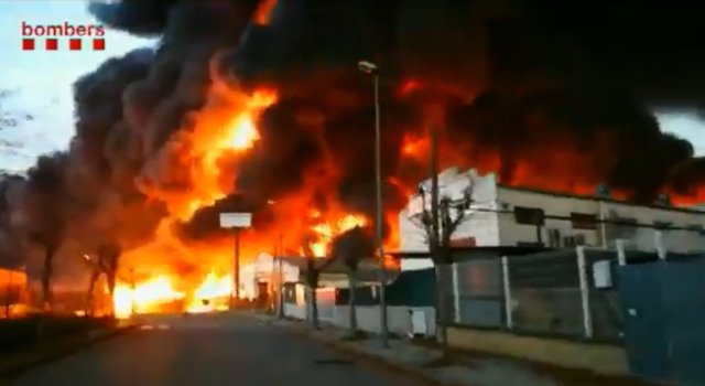 Incendio que afecta la totalidad de un recinto de una empresa de Montornès del Vallès