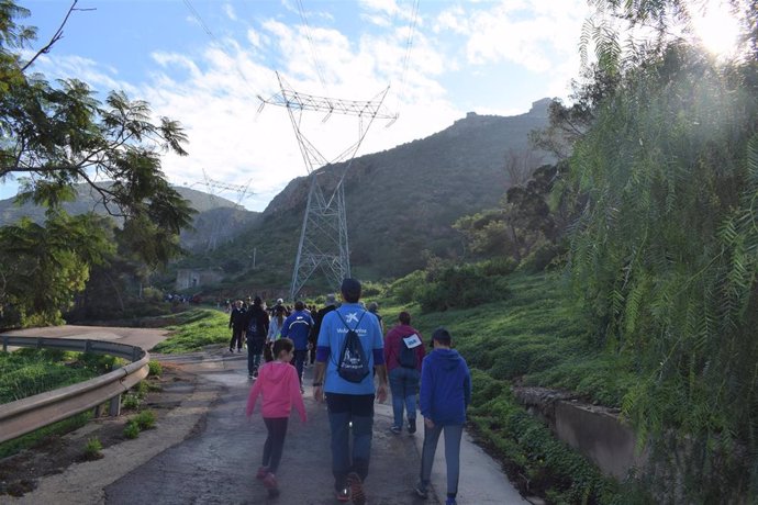 Los Voluntarios de 'la Caixa' participan en una jornada de senderismo y reforestación en Cartagena