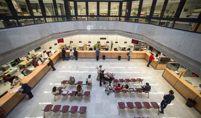 Imagen de archivo de un edificio administrativo con atención al público.