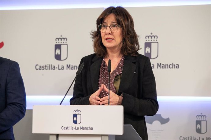 La consejera de Igualdad y portavoz de C-LM, Blanca Fernández, en rueda de prensa