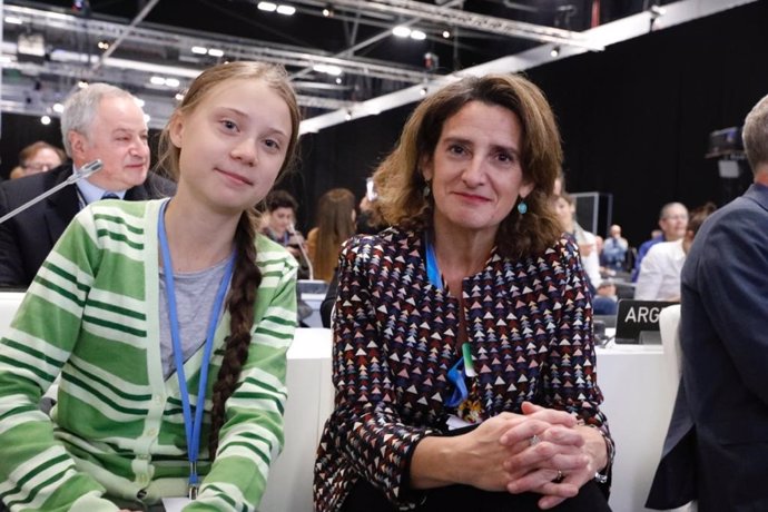 La joven activista sueca Greta Thunberg, y la ministra para la Transición Ecológica en funciones, Teresa Ribera, en la Cumbre del Clima de Madrid (COP25)
