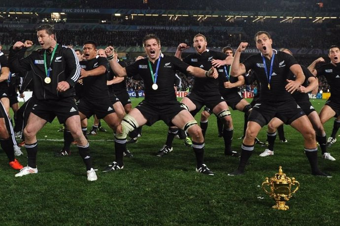 Los All Blacks de Nueva Zelanda celebran su haka triunfal