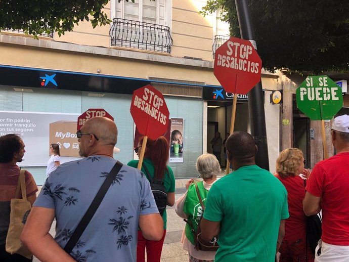 Protesta de Stop Desahucios frente a la oficina bancaria en Almería