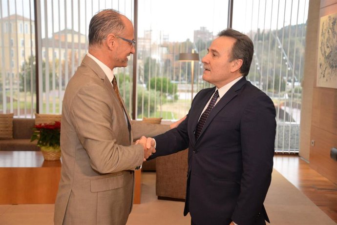 El presidente de las Cortes de Castilla y León, Luis Fuentes, con el embajador de Cuba en España, Gustavo Ricardo Machín.