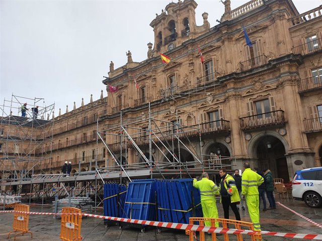 Montaje del escenario para el Fin de Año Universitario en la Plaza Mayor de Salamanca