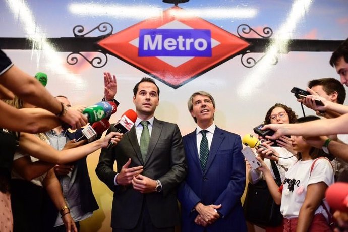 El vicepresidente de la Comunidad de Madrid, Ignacio Aguado, y el consejero de Transportes regional, Ángel Garrido, atienden a los medios de comunicación tras visitar las instalaciones de Metro.