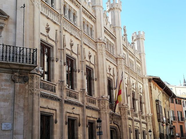 La façana de l'edifici del Consell de Mallorca, al carrer Palau Reial.