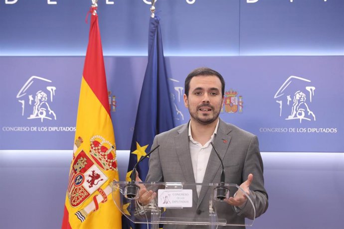 El coordinador federal de Izquierda Unida (IU), Alberto Garzón, ofrece una rueda de prensa en el Congreso de los Diputados tras su consulta con el Rey sobre una posible investidura del candidato socialista como Presidente del Gobierno, en Madrid (España)