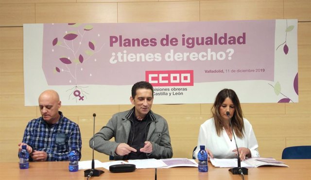 El secretario de CCOO en Castilla y León, Vicente Andrés, en el centro junto a la secretaria de Mujer y Políticas de Igualdad, Yolanda Martín, y el responsable de Acción Sindical, Fernando Fraile.