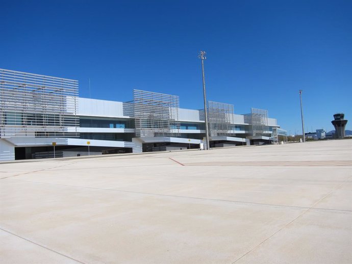 Aeropuerto de Corvera. Terminal de pasajeros. Aeropuerto Internacional de la Región de Murcia. Avión. Turismo. Torre de control