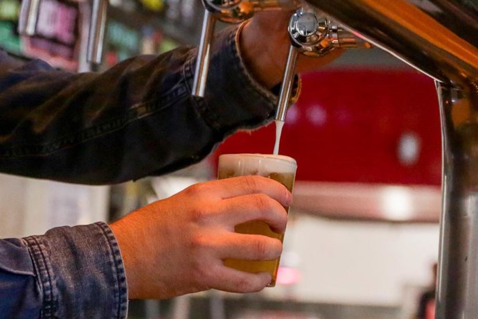 Un camarero tirando cerveza en la fábrica de cerveza artesanal 'La Virgen', en Las Rozas (Madrid, España), a 9 de noviembre de 2019.