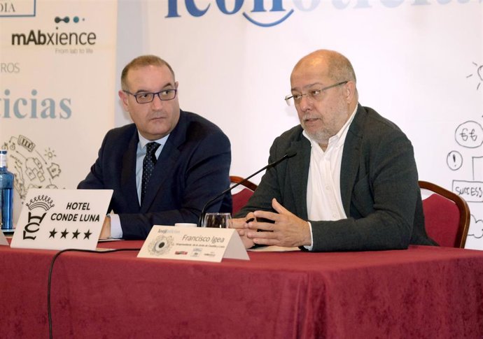 Igea (D)junto al director de Leononoticias