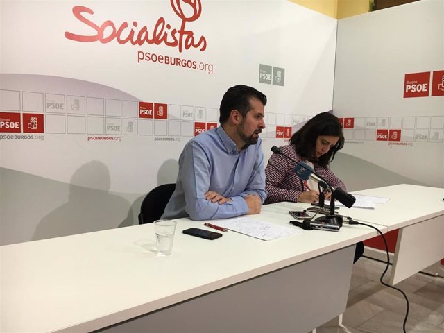 Luis Tudanca, secretario autonómico del PSOE de Castilla y León, y Esther Peña, secretaria provincial del PSOE de Burgos.
