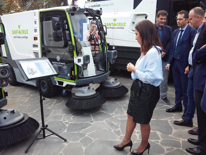 La alcaldesa de Santa Cruz de Tenerife, Patricia Hernández, presenta el nuevo servicio de limpieza del municipio