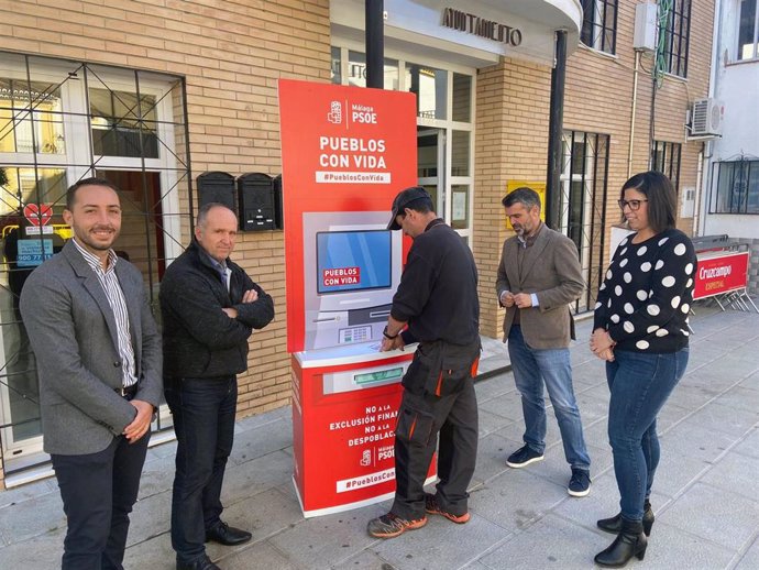 Presentación de una campaña del PSOE para reclamar a la Diputación medidas contra la exclusión financiera en municipios de Málaga.