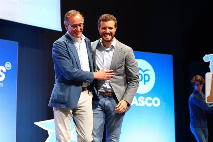 El presidente del PP, Pablo Casado, junto al presidente del PP en Euskadi, Alfonso Alonso, en la clausura de la convención del PP vasco en el Palacio de Congresos Europa de Vitoria.