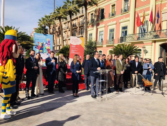 El alcalde de Murcia, José Ballesta, acompañado de la concejal de Movilidad Sostenible y Juventud, Rebeca Pérez, y el concejal de Cultura y Recuperación del Patrimonio, Jesús Pacheco, presenta la programación de Navidad de Murcia