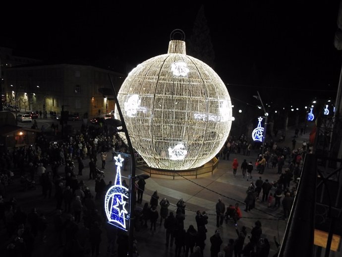 Ejemplo de bola monumental de Navidad, instalada el año pasado en Soria.