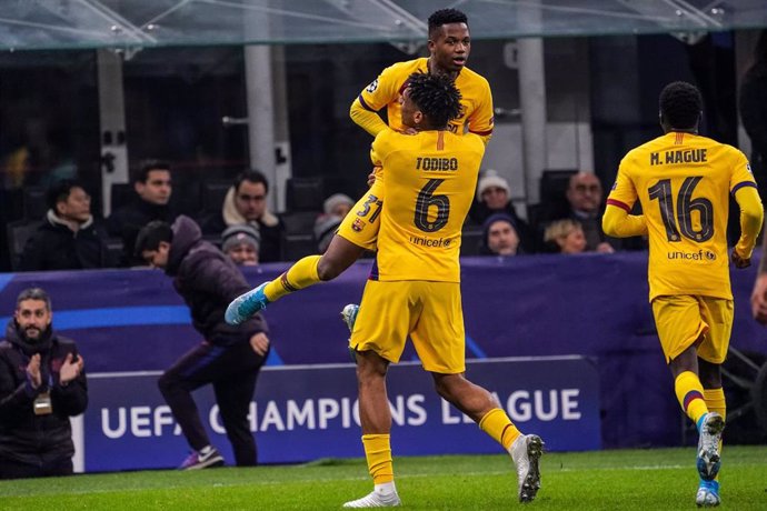 Ansu Fati celebra con Todibo su gol de la victoria en el Inter-FC Barcelona de la Liga de Campeones