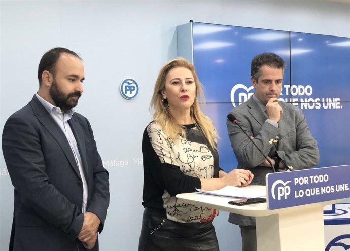 Los diputados del PP Mario Cortés (i) y Carolina España, y el concejal del Ayuntamiento de Málaga, Carlos Conde.