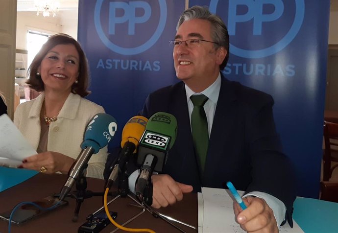 Pablo González, diputado regional del PP en Asturias, y Ángeles Fernández-Ahúja, concejala 'popular' en Gijón, en rueda de prensa