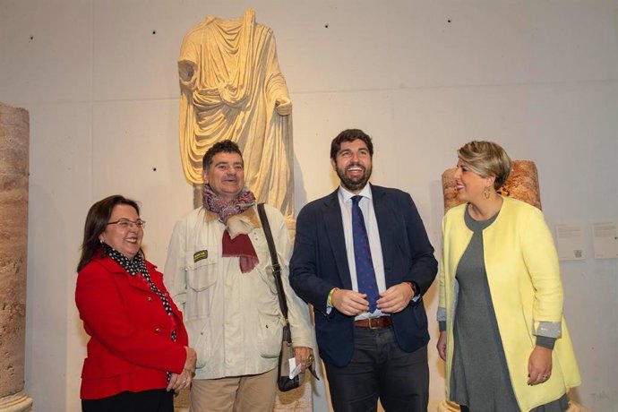 El Presidente De La Comunidad, La Vicealcaldesa De Cartagena Y La Directora Del Teatro Romano Junto Al Visitante Dos Millones Del Museo