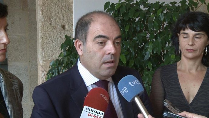 El presidente de ATA, Lorenzo Amor, atiende a los medios de comunicación